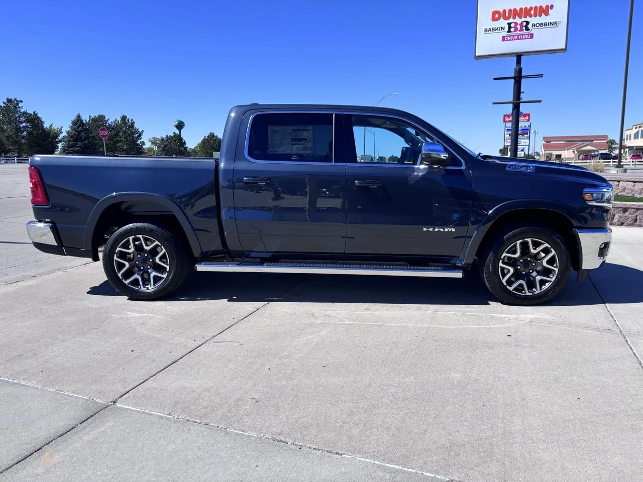 2027 RAM 1500 Laramie 4x4 Crew Cab 5'7" Box, photo 3