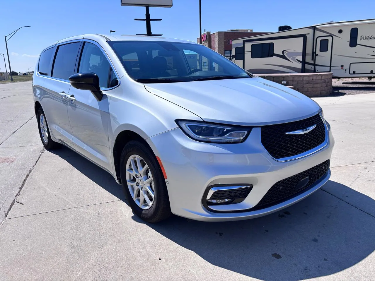 2024 Chrysler Pacifica Touring L FWD, photo 2